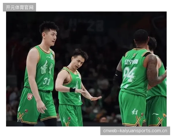 上海队在常规赛倒数第二轮以34分优势大胜辽宁，该场比赛成为辽宁赛季挣扎的缩影。